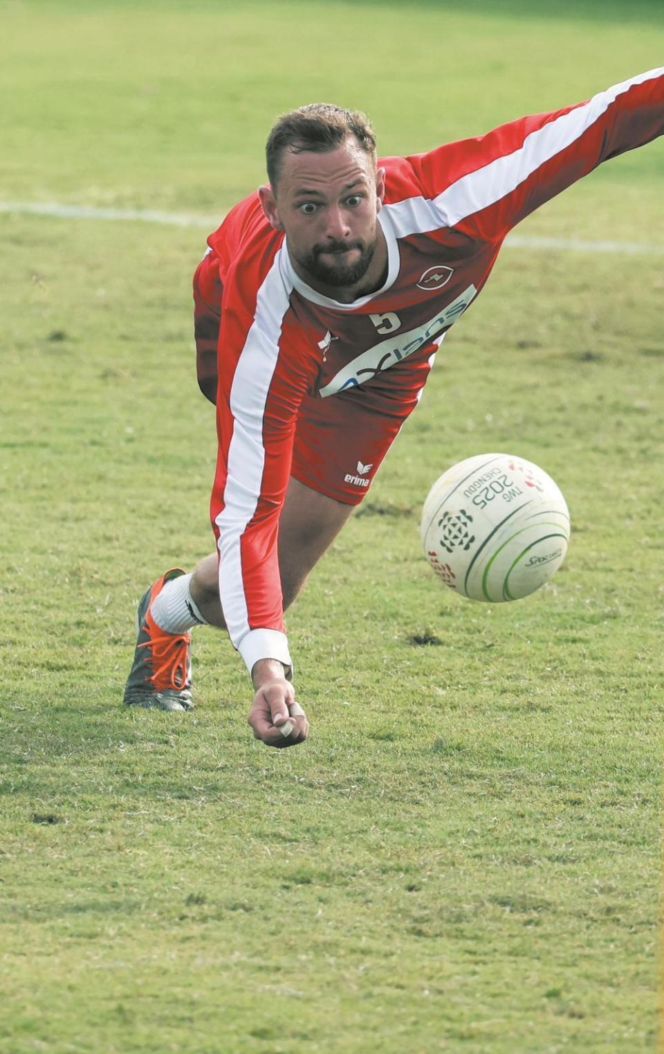 在树林间, 一组组镜头, 运动员在攻