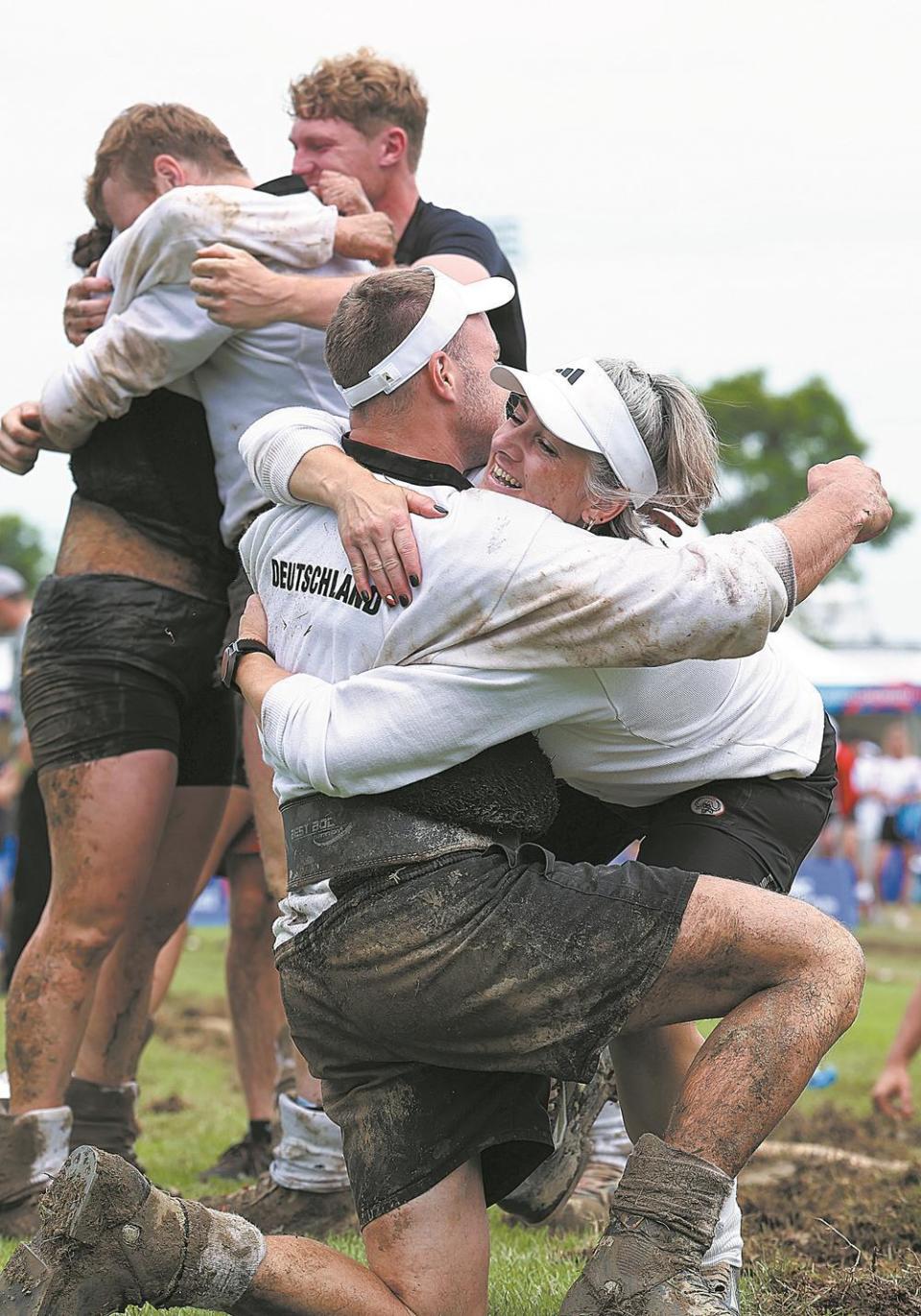 会技巧女子, 选手紧握周